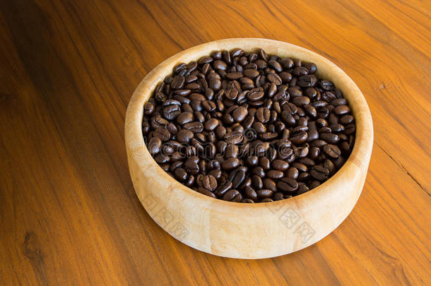 桌子上有一碗咖啡豆