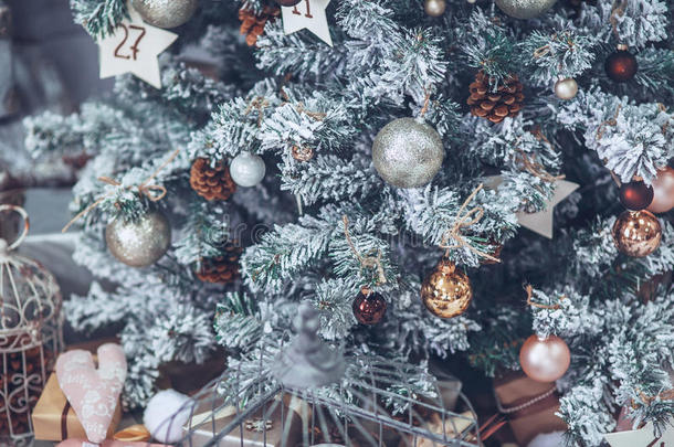 圣诞树和新年树装饰特写。白色木质背景复古风格圣诞礼物