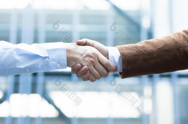 商务<strong>握手</strong>。 两个商人在外面互相<strong>握手</strong>