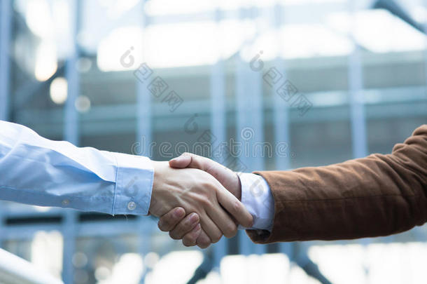 商务握手。 两个商人在外面互相握手。