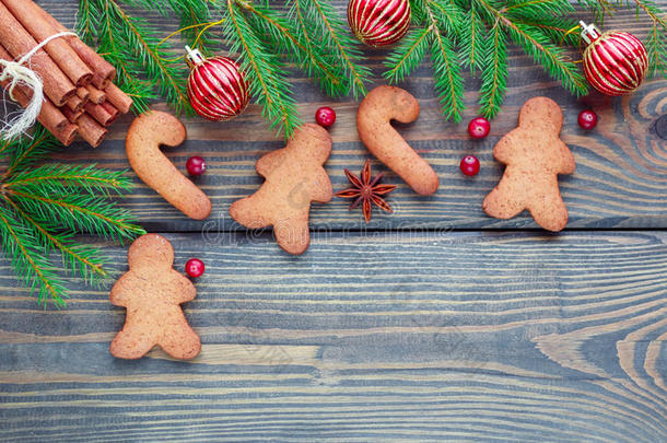 圣诞背景。 圣诞节烘焙的概念-姜饼饼干，冷杉树枝，<strong>红球</strong>，八角和蔓越莓