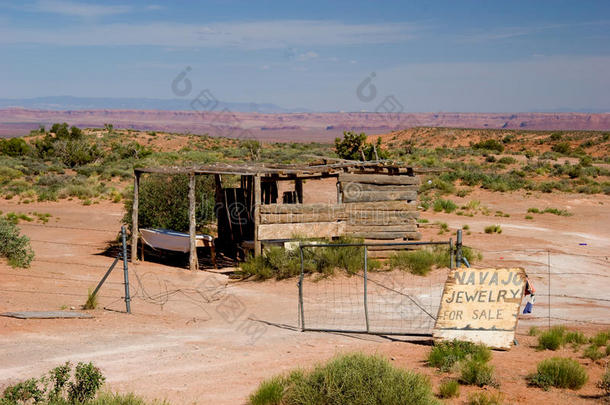 路边的废弃小屋出售纳瓦霍珠宝