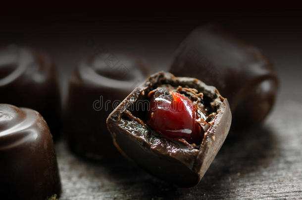 巧克力果脯与红色水果填充在一个黑暗的乡村木制背景，马克罗镜头