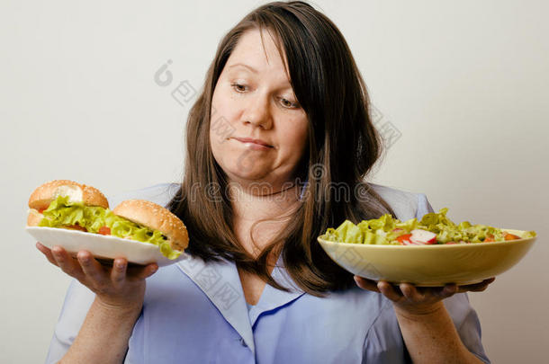 胖胖的白人妇女可以在汉堡包之间做出选择