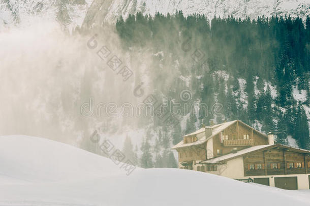 大炮雪喷气式飞机飞过一座小屋