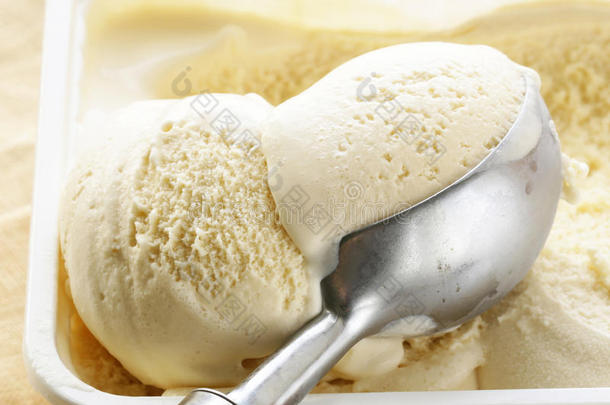 白色杯子里的奶油香草冰淇淋