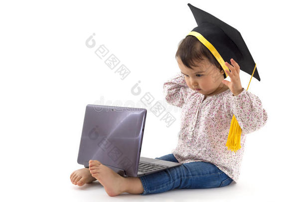 女孩戴着毕业帽在笔记本电脑上隔离