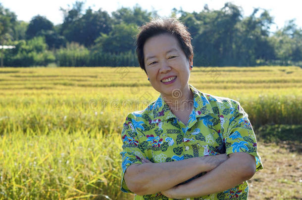 亚洲女人穿着明亮的衬衫在她的<strong>中小企业</strong>农田。 抽象自己的AG