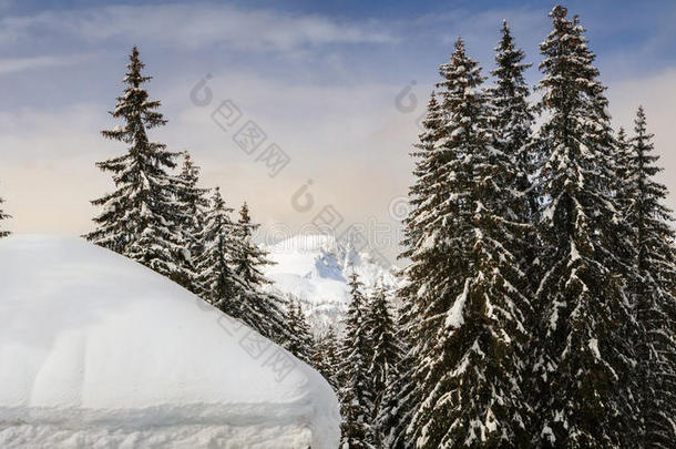 舒适的冬天场景，山上覆盖着白雪