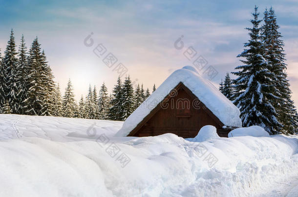 舒适的冬天场景，山上覆盖着白雪