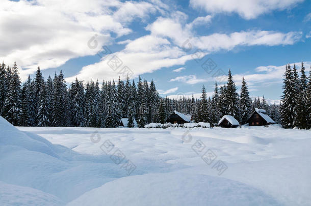 舒适的冬天场景，山上覆盖着白雪