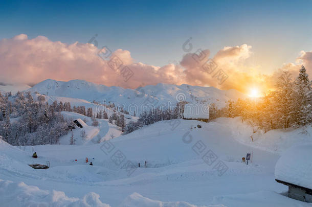 舒适的冬天场景，山上覆盖着白雪