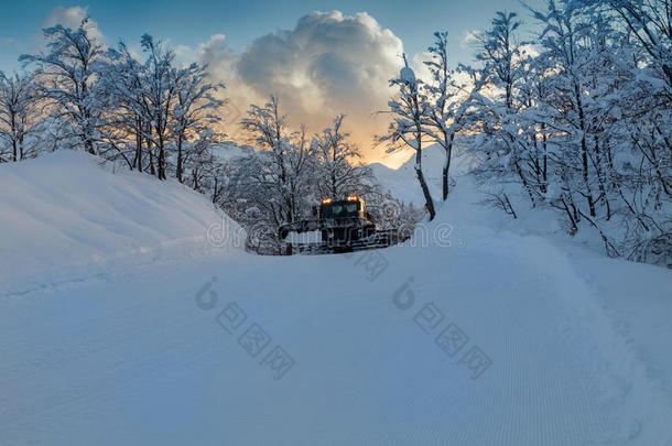 舒适的冬天场景，山上覆盖着白雪