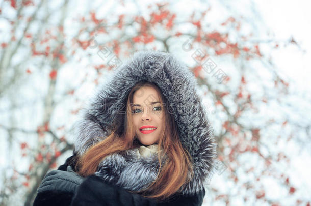 雪景中美丽的微笑女孩