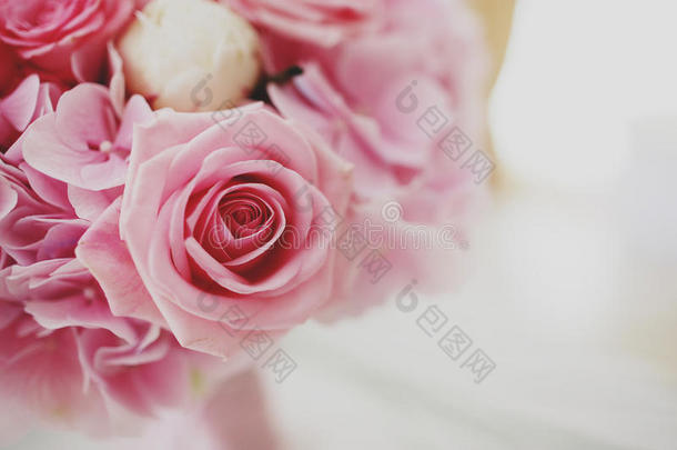 粉红色玫瑰的新娘花束