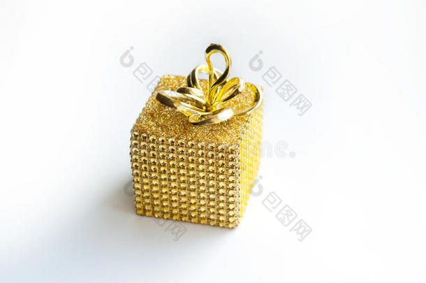 金色礼品盒，白色背景上有金色丝带