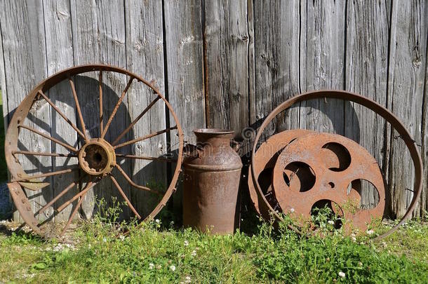 古董金属轮子和牛奶罐