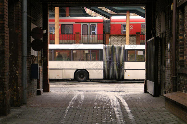 火车站的白色公共汽车和<strong>红色</strong>火车