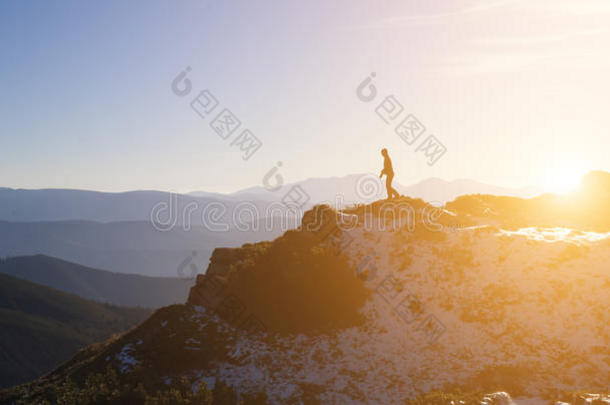 行动冒险背包露营登山者