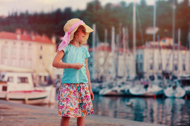 可爱的小女孩在食人鱼的海岸<strong>线上</strong>散步，斯洛文尼亚的暑假