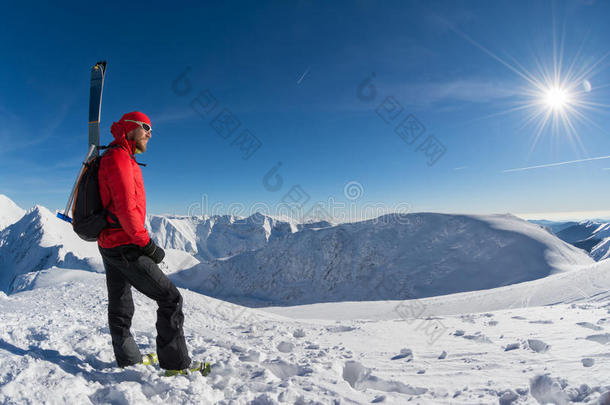 山顶上的滑雪者