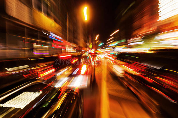 夜间交通的抽象缩放图片