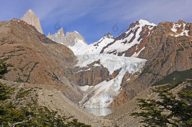 偏<strong>远山</strong>谷中的冰川和<strong>山</strong>峰