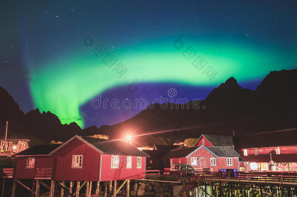 美丽的图片，巨大的多色充满活力的北极光，北极光，也被称为夜空中的北极光