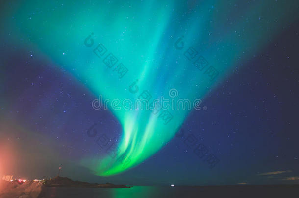 美丽的图片，巨大的多色充满活力的北极光，北极光，也被称为夜空中的北极光