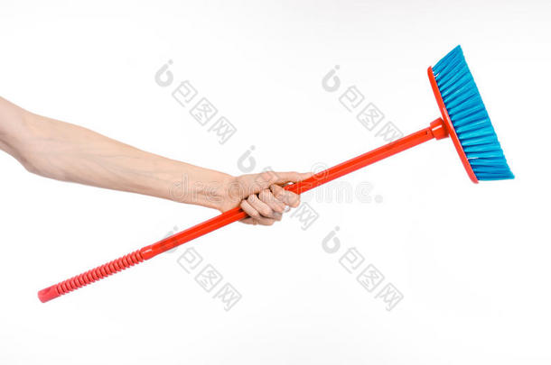 打扫房子的话题：人手拿着红色扫帚