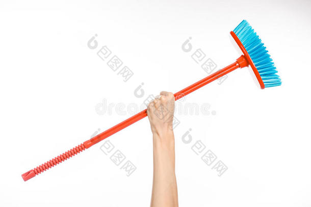 打扫房子的话题：人手拿着红色扫帚