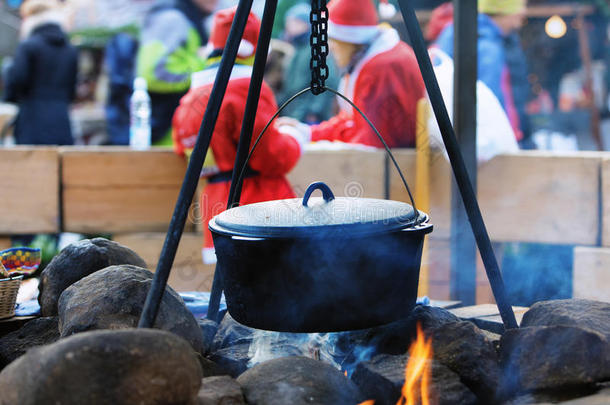 厨师装扮成圣诞老人在集市上煮汤