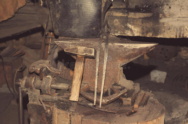 锤子和铁砧，锻造的细节，金属工具