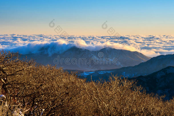 秋天贝贡达蓝色布坎桑登山者