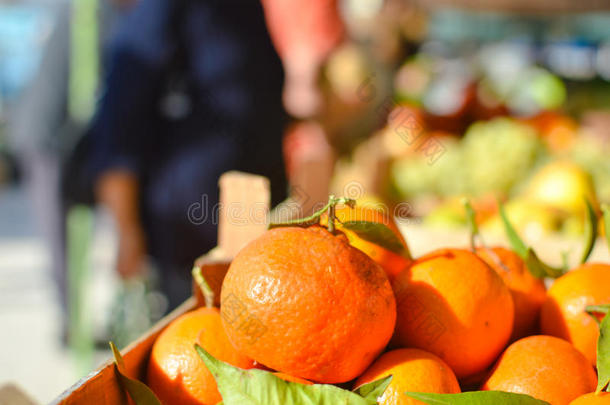 市场上新鲜橙子、水果和蔬菜的特写图片