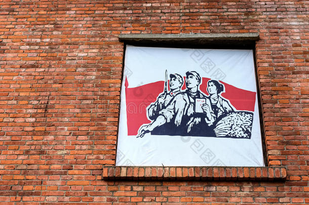 红砖上的60年代<strong>中国海报</strong>。
