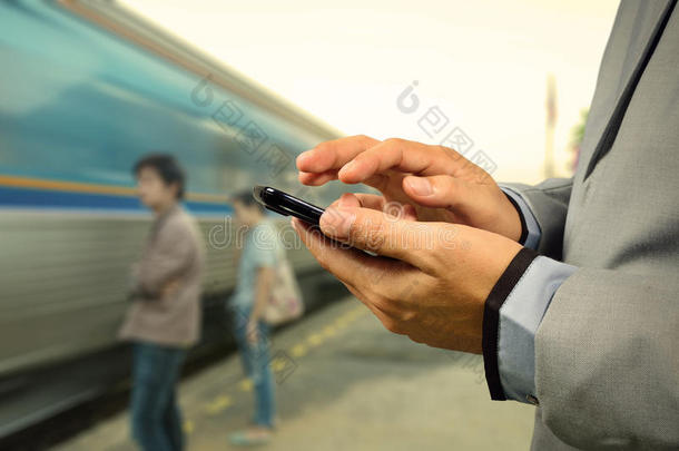 火车站营业员使用手机