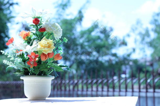 花瓶里的花在花园里的户外油漆