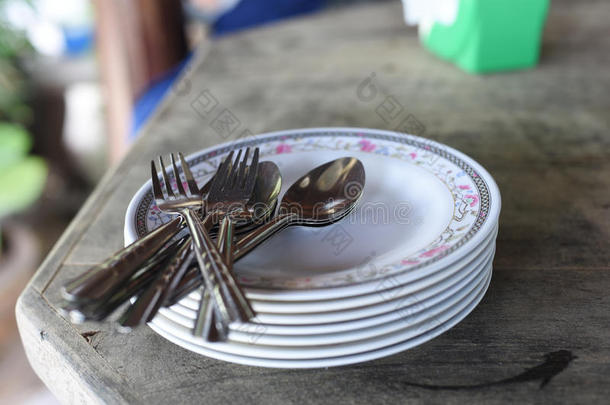 在泰国餐厅关闭了一组勺子、叉子和盘子