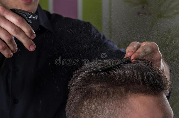 美发师在专业美发沙龙做水发和客户梳子