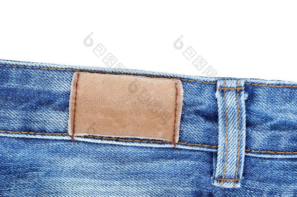 缝在牛仔裤上的空白皮革牛仔裤标签。