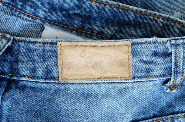 缝在牛仔裤上的空白皮革牛仔裤标签。