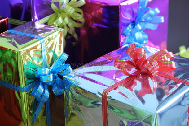 彩色丝带的礼品盒排列得很漂亮