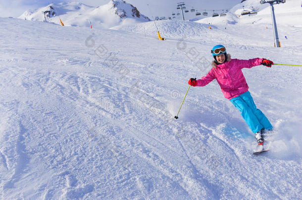 冬季滑雪胜地的女孩滑雪者