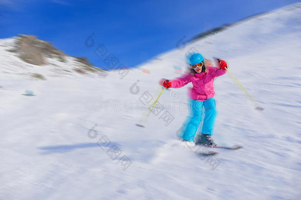 冬季滑雪胜地的女孩滑雪者