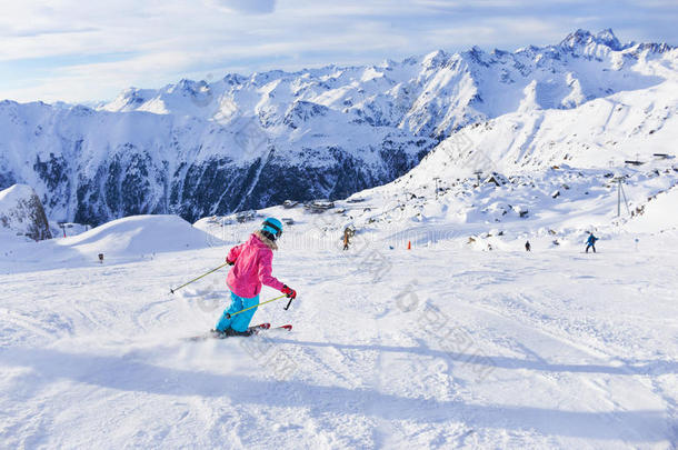 冬季滑雪胜地的女孩滑雪者