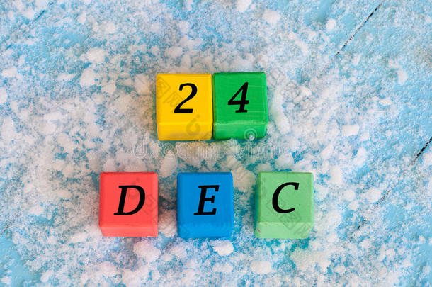 12月24日签署彩色木制立方体与雪