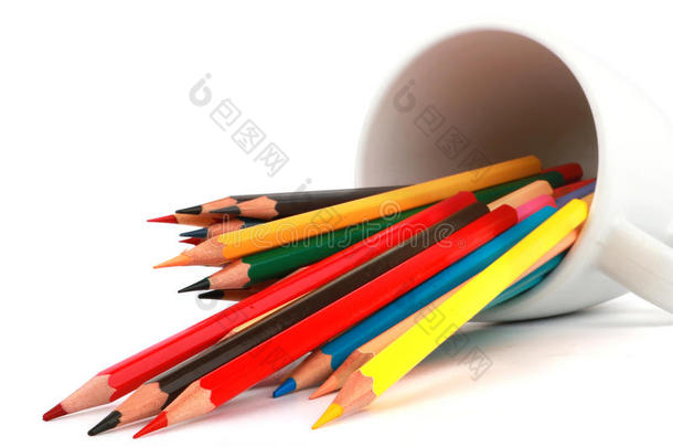 彩色铅笔排列在白色背景<strong>上</strong>的对角<strong>线上</strong>