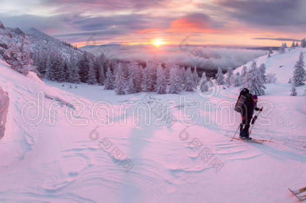 黎明<strong>时</strong>，人们在冬天的山上滑雪全景