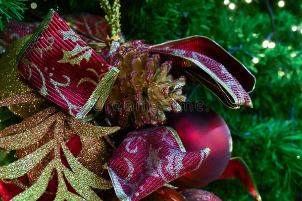 圣诞装饰品装饰在圣诞树上